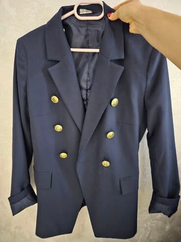 Dəbli qadın blezeri – tünd göy rəngdə, ikiqat düymələnən model. Ön