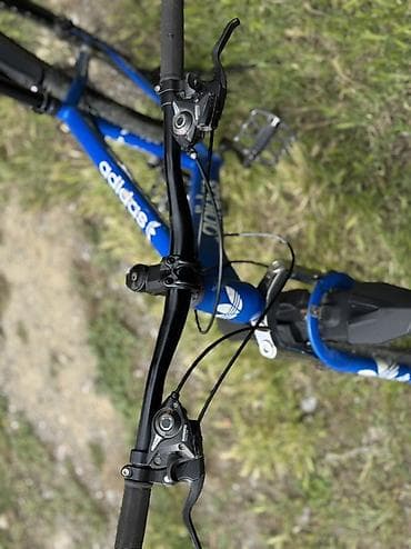 velsabet: Mavi rəngli dağ velosipedi - Brend yazıları: “adidas”, “ad — 3
