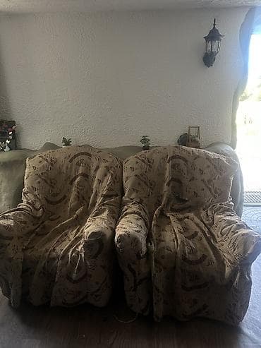 oturaca: İki ədəd yumşaq oturacaqlı qoltuq dəsti islenmisdi oturacaqlari — 1