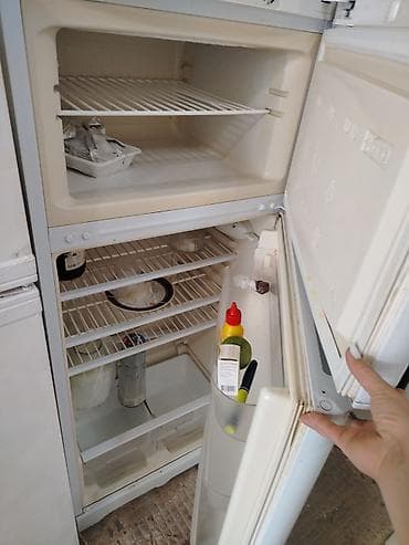 madem satışı: Indesit markalı ikiqapılı soyuducu. Ağ rəngdədir, yuxarıda dondurucu — 2