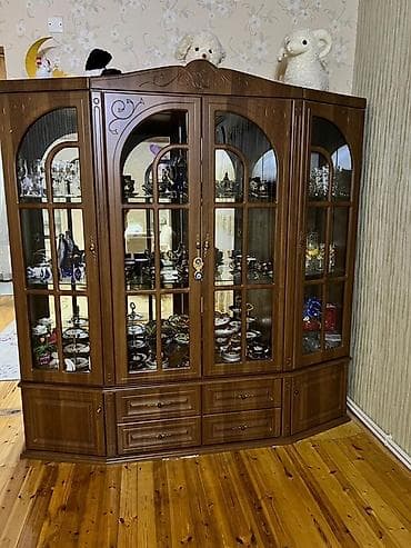 kunc dolab: Künc vitrin şkaf - Material: taxta korpus, şüşə qapılar və şüşə — 1