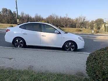 elantra təkər: Hyundai Elantra sedan – ağ rəng, 4 qapı, şəhər və tras üçün praktik — 3