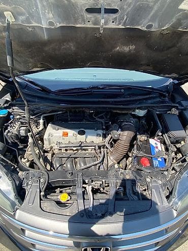 w211 disk teker: Honda CR-V krossover, qara rəngdə, geniş və rahat salonlu modeldir — 7