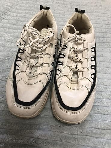 Ağ rəngli idman ayaqqabısı - Dizayn: Aşağı boğazlı, klassik bağlama