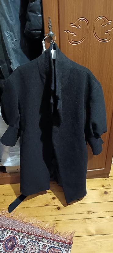 QARA PALTO SATILIR - Uzunluq: Dizə yaxın - Yaxa: Yüksək yaxa, bağlama