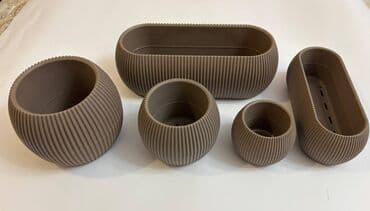 Müxtəlif rəngdə dekorativ plastik dibçəklər dəsti - Şaquli relyefli