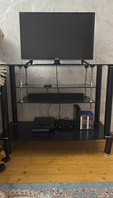 Düz TV altlığı, Polkalı, Şüşəli