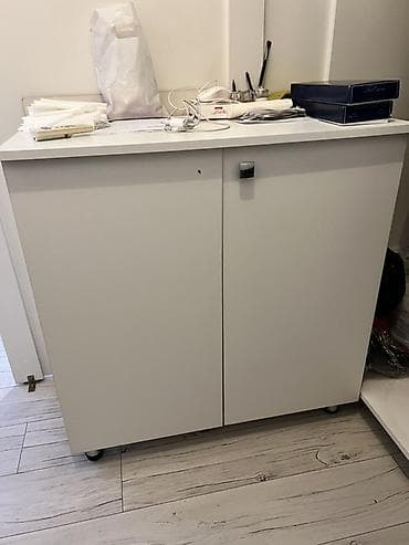 pulsuz panel: Ağ rəngli iki qapılı saxlama dolabı - Minimalist dizayn, mat ağ səth — 1