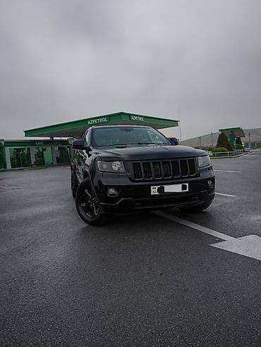 jeep wrangler: Jeep Grand Cherokee, qara rəng, tam qara “blackout” üslubunda — 1