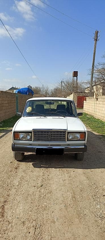 dizel az traktor: VAZ 2107, ağ rəngdə sedan. Texniki xüsusiyyətlər: - Arxaötürücülü — 1