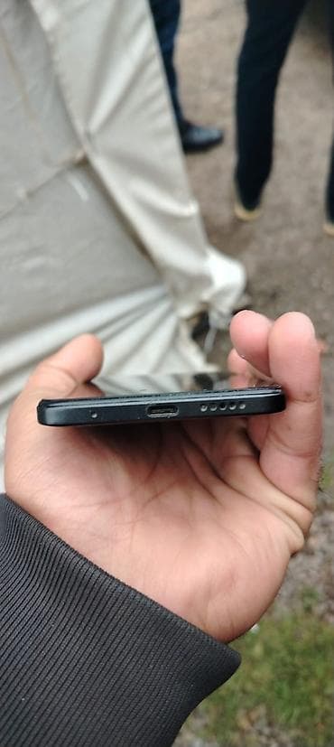 s21 ikinci el: Smartfon – qara rəng, düz kənarlı korpus, ön kameraya görə mərkəzdə — 1