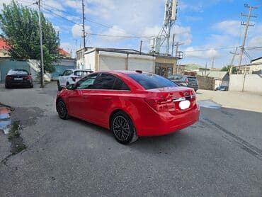 продажа дешевых автомобилей: Chevrolet Cruze LT sedan – parlaq qırmızı rəngdə, qara rəngli 17'' — 17