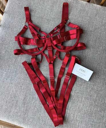 Kurtkalar: Qırmızı qayışlı bədən harnessi - Parlaq atlas effektli, geniş elastik — 1