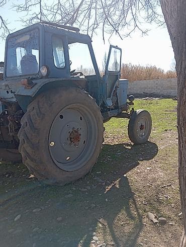 t 28 matoru: Sükanlı kabinli mavi traktor, arxasında kotan/oydaşı (tillər) qoşqusu — 6