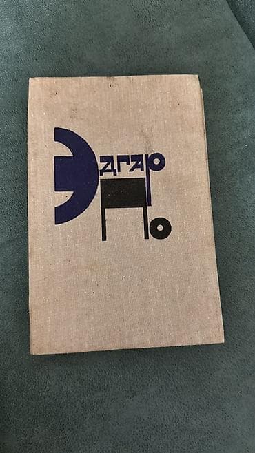 Şəkildəki bütün kitablar satılır, hərəsinin öz qiyməti var. Qiymət — 3