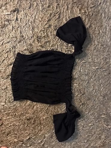 sort: Qara rəngli qadın bluz/krop-top - Modell: açıq çiyin detallı, qolları — 1