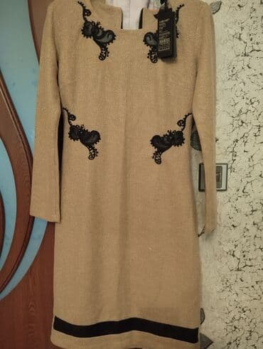 кыргызское национальное платье: Qızılı-bej rəngdə, uzunqollu dizaynlı qadın paltarı. Tikişsiz xəttləri — 1