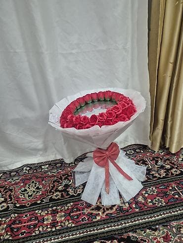 kepenek sekilleri: Gül çələngi ilə aynalı buket - Tərkib: Dairəvi formada güllərlə — 3