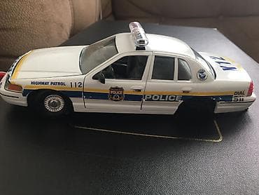 zarrin toys: 1:24 ford crown victory — 3