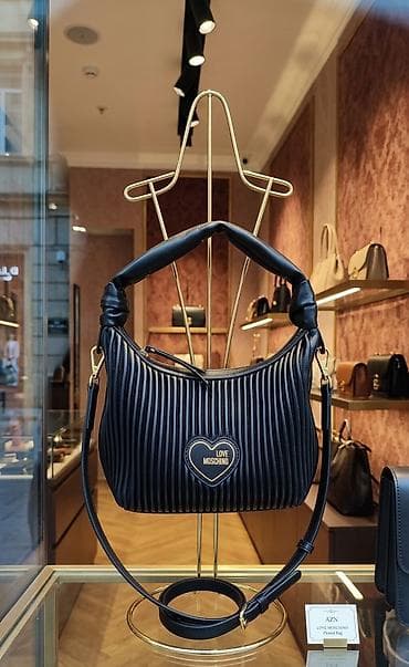 Love Moschino pleated çiyin çantası - Rəng: qara - Material: hamar