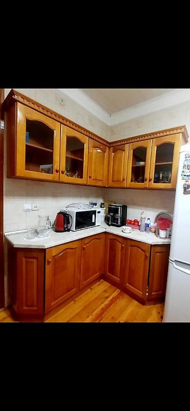 metbex mebeleri: Mətbəx mebeli - 250 manat
Qaz sobası - 50 manat — 2
