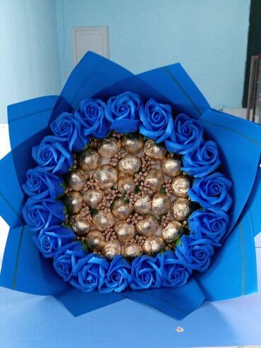 Süni güllər: Məhsul: Şokoladlı buket kompozisiyası Təsvir: - Mərkəzdə qızılı folqa — 1