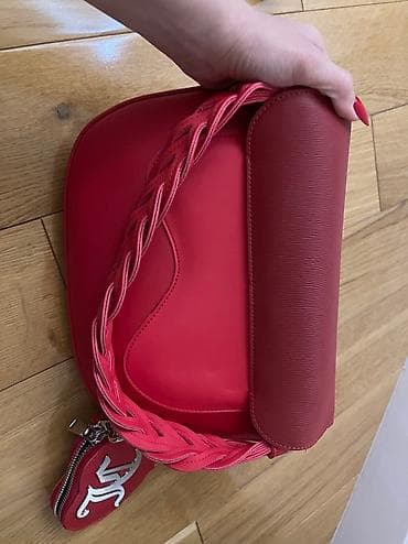 Çantalar: Renq: Qirmizi Yeni Qiymet: 75 azn Keyfiyyetli, ichi genishdi Nagd — 2