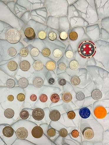 kohnə pullar: Müxtəlif ölkə və dövrlərə aid xırda pullar. köhnə kagiz pullarda var — 2