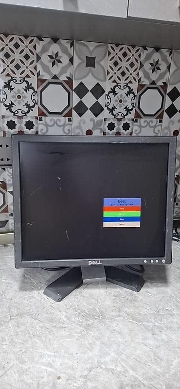 Dell LCD monitor - Ekran ölçüsü: təxminən 17–19 düym (kvadrat