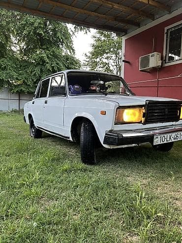 avto salon: VAZ 2107, ağ rəng, sedan kuzov. - 4 qapı, arxa ötürücü. - Qara — 3