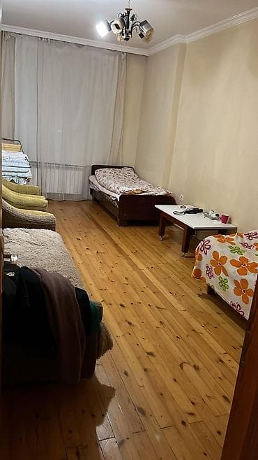 asan əmlak: •Hal hazrda evde 3 xanım var 1 xanım otaq Yoldașı axtarılır. •Ev — 2