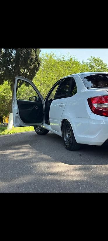Lada Granta sedan, ağ rəng, 4 qapı, geniş salon və rahat oturacaqlar — 3