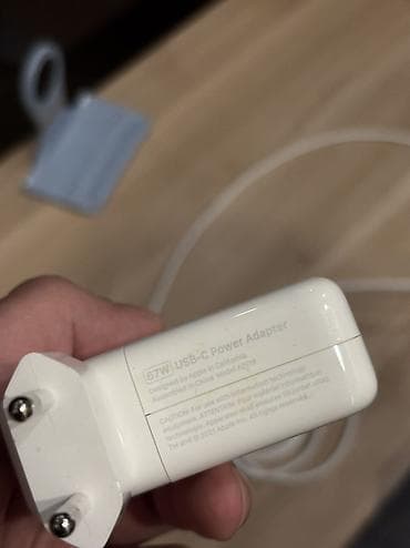 macbook 16 pro: Orijinal Apple 67W adapter və MagSafe kabeli satılır. MacBook Air M4 — 2