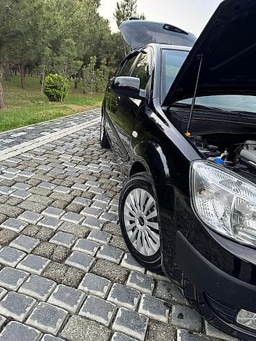 kia optima: Kia Rio hatchback Xarici görünüş: - Rəng: qara - 5 qapılı hatchback — 7