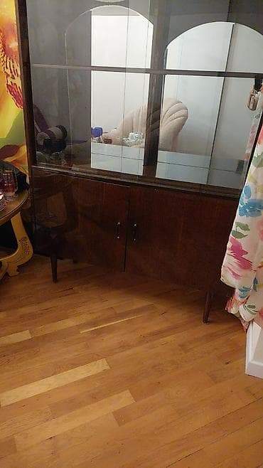 Şüşəli vitrinli bufet - Material: tünd taxta korpus, yuxarı hissədə