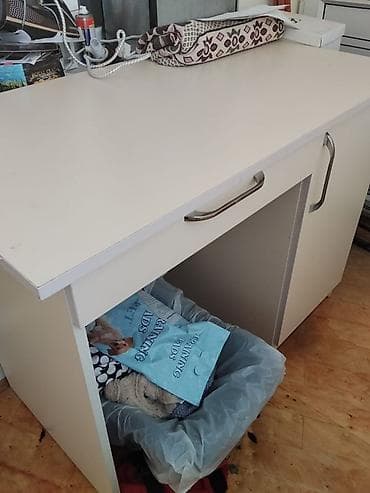 ber ber ustolu: Ağ rəngli kompakt iş masası - Material: Laminat örtüklü MDF/taxta — 2