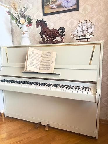 piyanino: Akkustik upright piano – klassik dizaynlı, krem rəngdə korpus və — 2