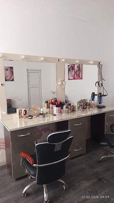 Gözəllik salonu üçün vizaj/pəruk masası və avadanlıq dəsti - İki