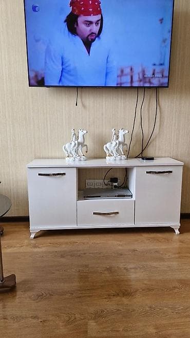Ağ rəngli TV altlığı satilir. Olculeri 130 uzunlugu,eni 35,hundurluyu — 1