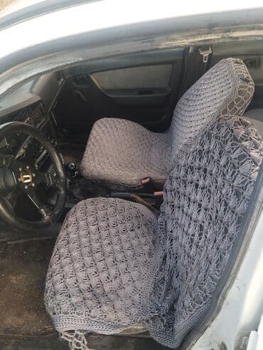 Аксессуары и тюнинг: Ağ rəngli sedan avtomobil Əsas xüsusiyyətlər: - Kuzov: 4 qapılı — 2