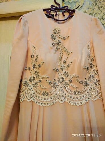 qaş sabitləyici: Ziyafət geyimi. 1 dəfə nişanda geyinilib. Təptəzədir. Yuxarı hissəsi — 2