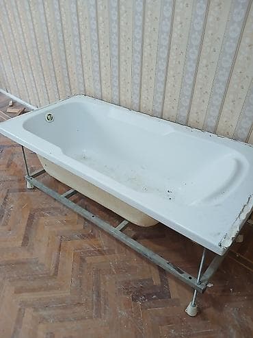 Qapılar və aksessuarlar: Akril vanna, metal karkas və tənzimlənən ayaqlı baza ilə — 3