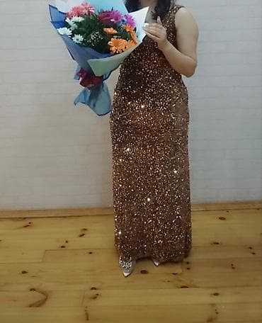 Zərif gecə geyimi – tam uzunluqda, bronz-qəhvəyi tonlarda parıltılı — 1
