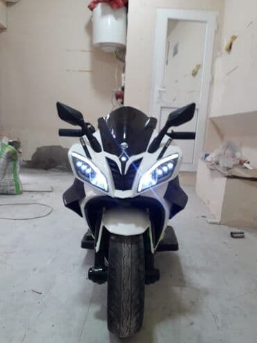 Elektrik motosiklet – sport üslubunda, ağ-yaşıl rəng sxemi ilə — 2