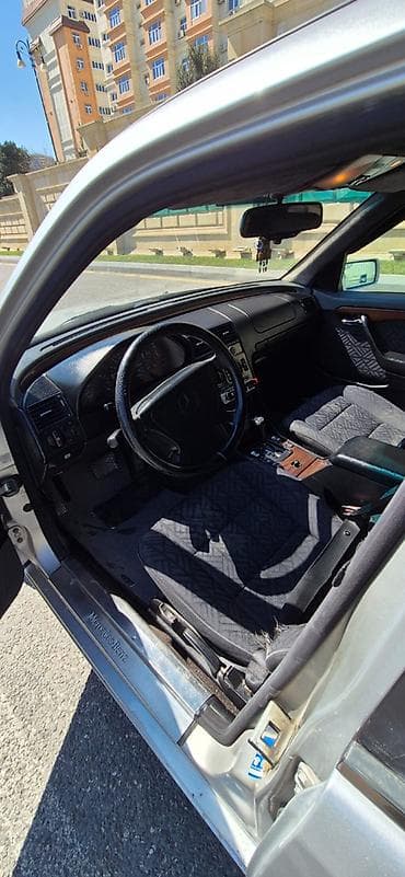 Mercedes-Benz C 230: 2.2 l | 1995 il Sedan — 10