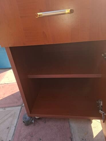 divar sticker: Şüşə kölgəli, şirli metal əsaslı, dekorativ qızılı detallı bir divar — 10