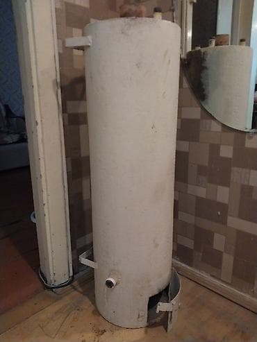 qapilar gence: Qazla işləyən şaquli su qızdırıcısı (kolonka/boiler). Sovet metalından — 2