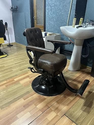 mekteb sekilleri: Reklam lovhesi berber kreslosu berber guzgusu skaf ve fen altiqi — 2