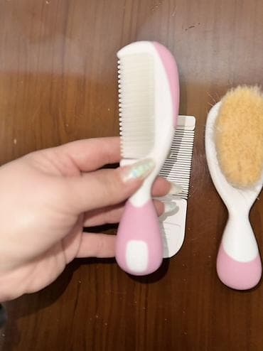 Uşaq saç baxımı üçün 3-lü dəst: - 1 ədəd yumşaq təbii tüklü fırça –