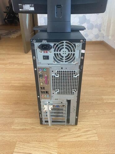 masa üsdü komputer: Masaüstü komputer Köhnə modeldir. İşlədilmir çoxdandır. Üstündə bütün — 5